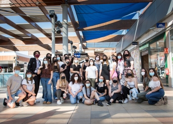 El Centro Comercial Habaneras y el IES Mediterráneo inauguran la exposición de Tótems realizado por los alumnos de Artes