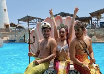 Los cantantes Luis Cepeda y Roi Méndez se transforman en tritones en Aqua Natura Benidorm
