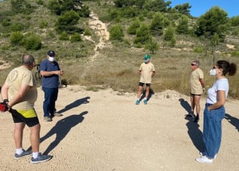 Arranca el voluntariado medioambiental para prevenir incendios en la sierra de Crevillent este verano