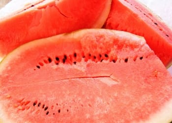 Cuidado con comprar melón o sandía ya cortados