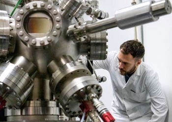 Un estudio liderado por el CSIC propone una nueva teoría para explicar la transparencia de los óxidos metálicos