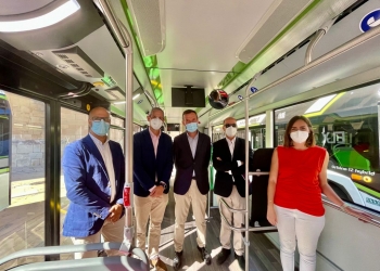 Elche incorpora cinco nuevos autobuses híbridos en su firme apuesta por la movilidad sostenible