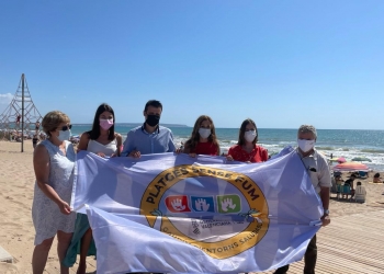 La bandera ‘Platges sense fum’ ya ondea en las playas de Elche