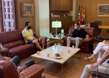 El alcalde desea suerte al taekwondista Raúl Martínez en su participación en los Juegos Olímpicos