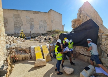 Elda avanza en la recuperación del Castillo con los trabajos de reconstrucción de la puerta del antemural