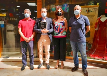 Los escaparates de los comercios de Orihuela rinden homenaje a la Armengola