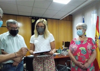 Entregan un dossier que recopila el acogimiento en la comarca de medio centenar de refugiados de la guerra de los Balcanes