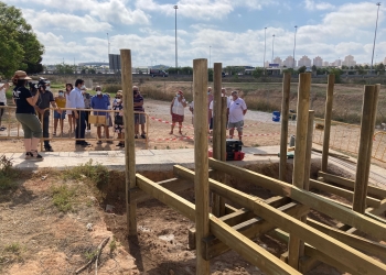 Proximamente finalizan las obras de construcción de una pasarela accesible en la urbanización Doña Inés