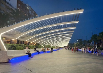 La pérgola del Paseo Vista Alegre de Torrevieja cuenta con nueva ilumimación led
