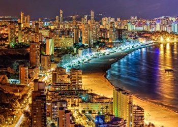 Benidorm aporta 150 euros extra a las familias para pagar la luz