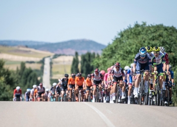 La Vuelta a España visita Santa Pola rumbo al Mar Menor