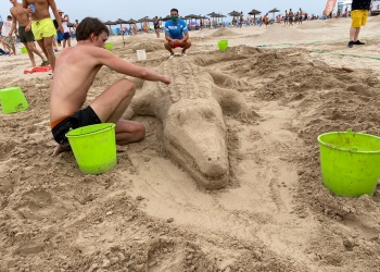 La playa de La Zenia desata la creatividad de los bañistas