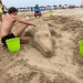 La playa de La Zenia desata la creatividad de los bañistas
