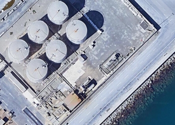 Vecinos y ecologistas piden el traslado de la fábrica de betún ubicada en el puerto