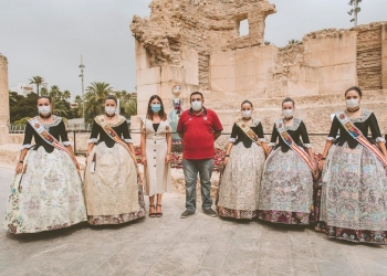 Un mosaico floral y un ninot conmemoran junto al Museo Arqueológico la “Batalla de Flores”