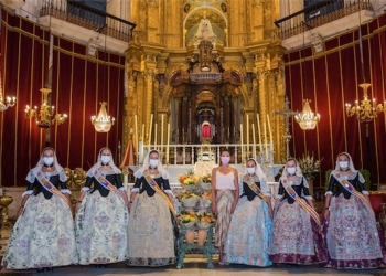 La basílica de Santa María acoge una restringida ofrenda floral a la Virgen de la Asunción