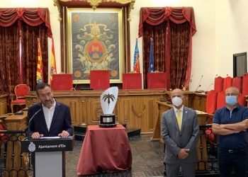 El Ayuntamiento de Elche acoge la presentación del trofeo Festa d’Elx en su 60 edición