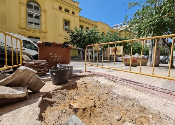 Elda continúa la reparación de alcorques en la calle Padre Manjón para mejorar la accesibilidad