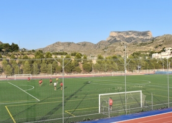 La Petrelense estrena su primer equipo femenino
