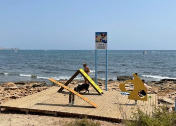La playa canina amplia sus posibilidades con la puesta en marcha de nuevos atractivos