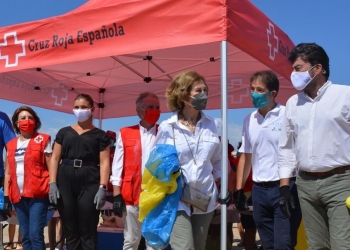 La Reina Emérita participa en la limpieza de las playas de Alicante