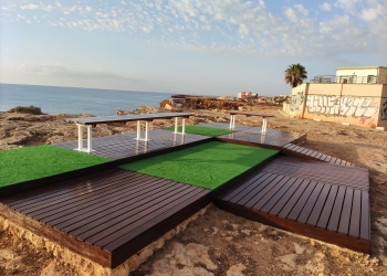 Torrevieja renueva las zonas de descanso de sus calas