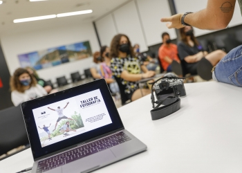 Una decena de personas participan en el taller gratuito de introducción a la fotografía