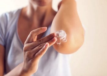 Codos secos y oscuros, cómo tratarlos y evitarlos