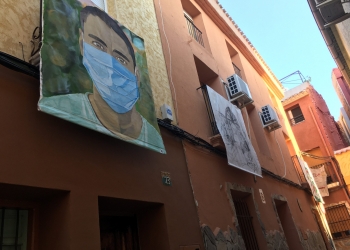 Petrer saca todo su arte al balcón