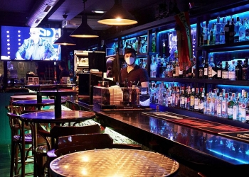 Decaen las restricciones en espectáculos y comercios