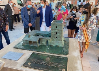 Torrevieja inaugura el monolito sobre la recreación del Cortijo y Torre La Mata