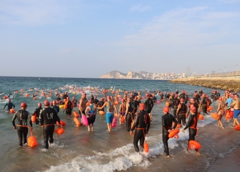 Más de 600 nadadores de una treintena de países participan en la Oceanman