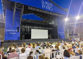 Más de medio millar de personas comparten el cine entre abuelos y nietos