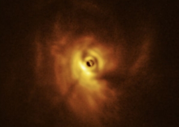 Descubierto un planeta que orbita tres estrellas