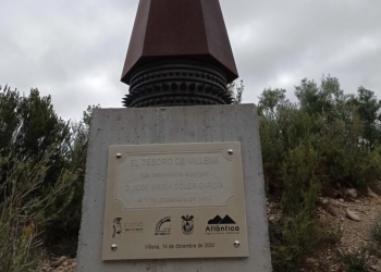 El ayuntamiento repone la placa conmemorativa en el lugar del hallazgo del Tesoro de Villena
