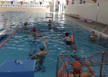 Alcoy pone en marcha los cursos de natación adaptada en el CDM Eduardo Latorre