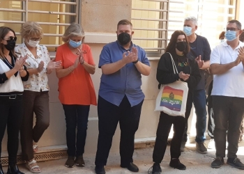 Elx se une a la protesta por la retirada de libros LGTBI en Castellón