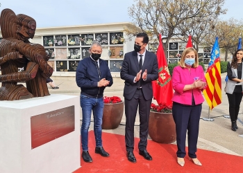 La escultura ‘El Abrazo Eterno’ homenajea a las víctimas eldenses del Covid-19
