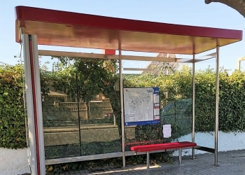 Elda inicia la renovación de toda la señalización vertical, identificadores de calles y mobiliario urbano de la ciudad