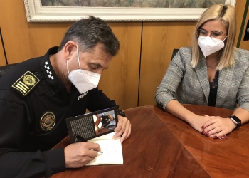 El Intendente de la Policía Local de Petrer, Fermín Bonet, escribe un libro con sus 30 años de experiencia