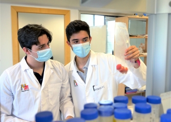 «Con bacterias reducimos los azúcares que contiene la fruta»