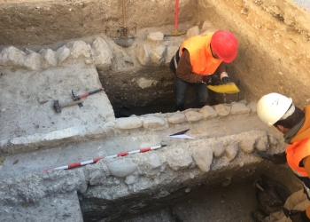 Las catas arqueológicas en la plaza de Baix sacan a la luz una acequia de los siglos XII-XIII