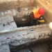 Las catas arqueológicas en la plaza de Baix sacan a la luz una acequia de los siglos XII-XIII