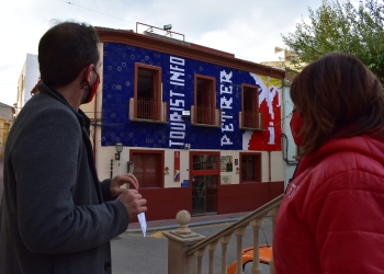 La Tourist Info se viste con el ganchillo con más kilómetros de lana de la historia de “Tejiendo Petrer”