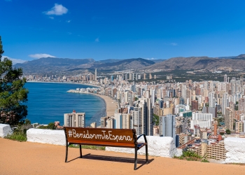 La irreal tasa de casos de covid en Benidorm provoca ya cancelaciones de reservas