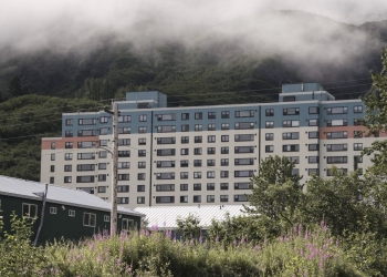 Whittier, el pueblo de Alaska en donde todos los habitantes viven en el mismo edificio