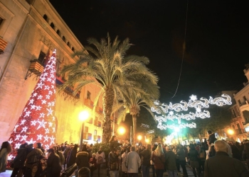 Elche enciende el alumbrado navideño para apoyar a los comercios durante el Black Friday