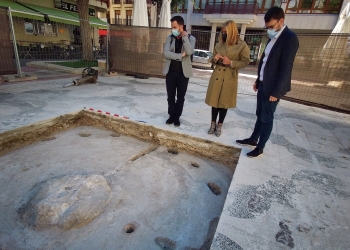 Las catas arqueológicas sacan a la luz la peana de la antigua fuente de agua que presidía la plaça de Baix