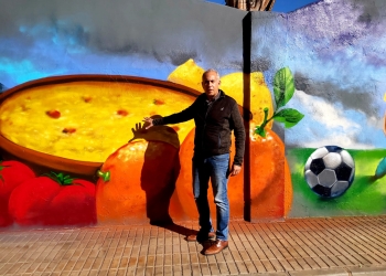 Deportes acondiciona el muro del campo de fútbol de Los Arcos con una obra de dos artistas oriolanos