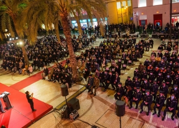 Más de medio millar de personas rinden homenaje a las víctimas de la pandemia y a los servicios esenciales